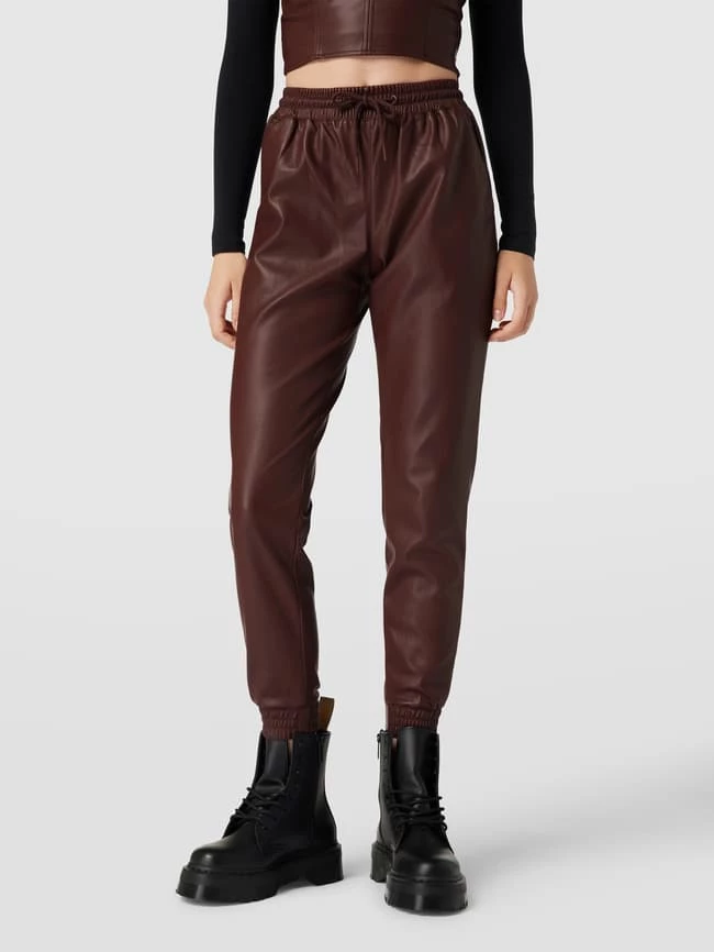 REVIEW Hose In Leder-Optik - Mittelbraun – Bild 4