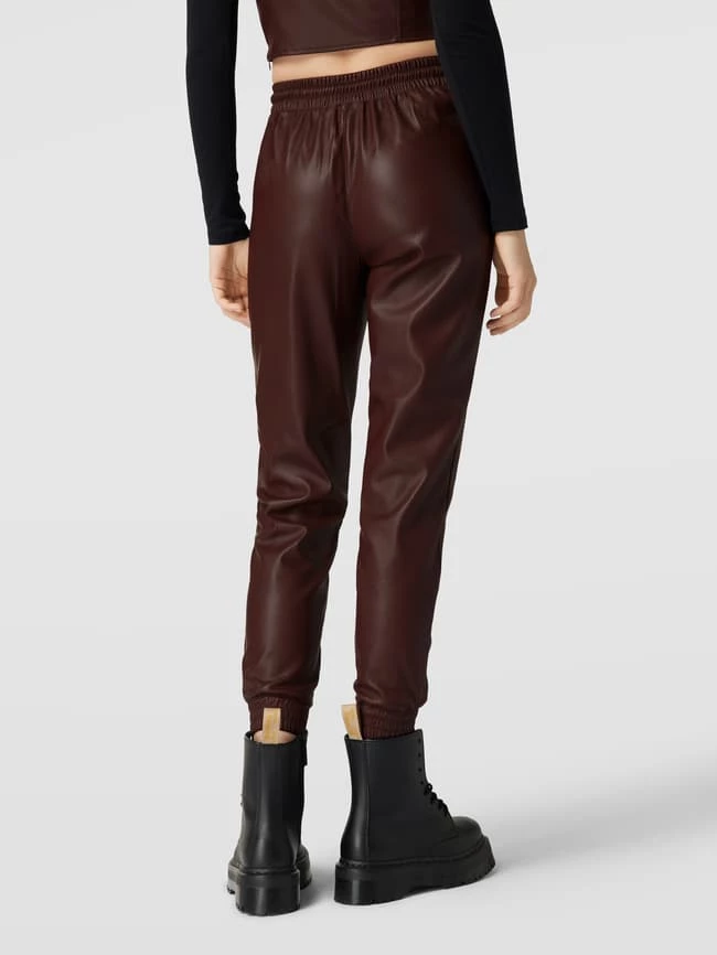 REVIEW Hose In Leder-Optik - Mittelbraun – Bild 5