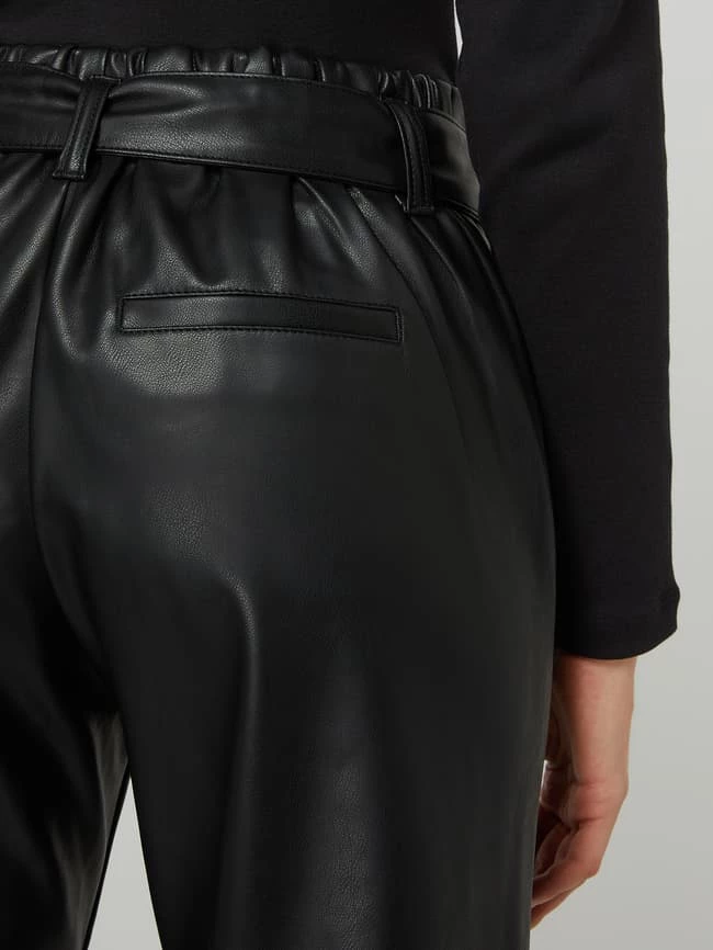 S.Oliver RED LABEL Cropped Paperbag-Hose In Leder-Optik - Schwarz – Bild 3