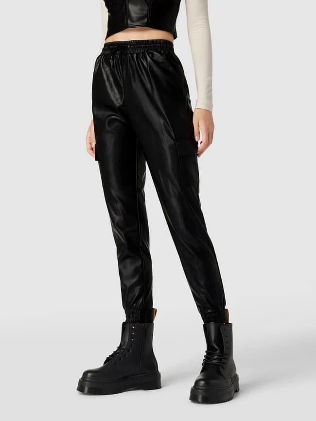 REVIEW Hose In Leder-Optik - Schwarz – Bild 4