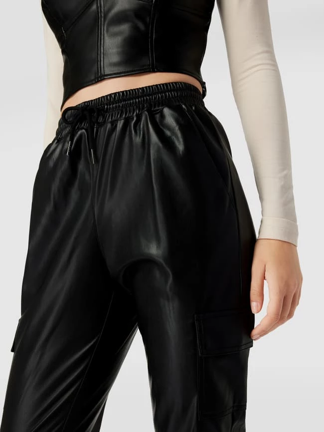 REVIEW Hose In Leder-Optik - Schwarz – Bild 3