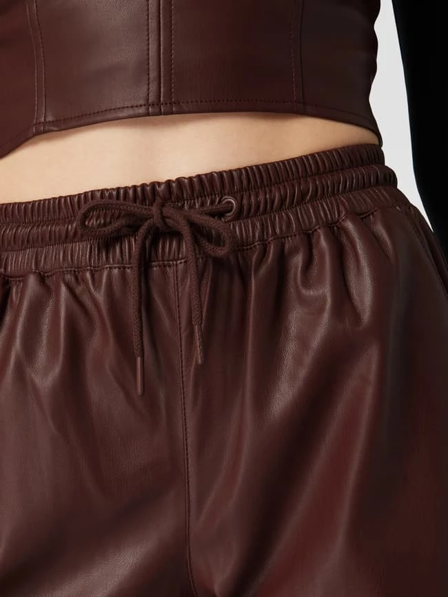 REVIEW Hose In Leder-Optik - Mittelbraun – Bild 3