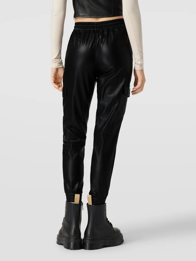 REVIEW Hose In Leder-Optik - Schwarz – Bild 5